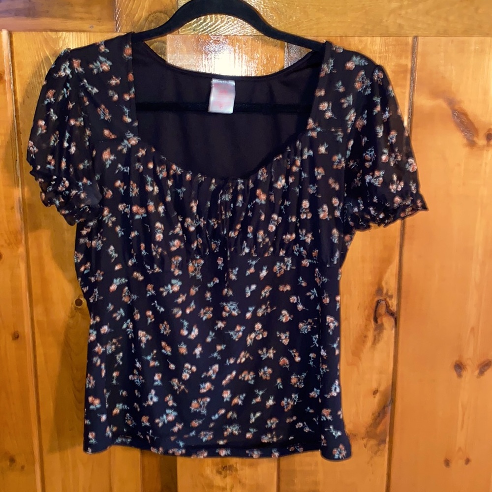 Juniors short sleeved top